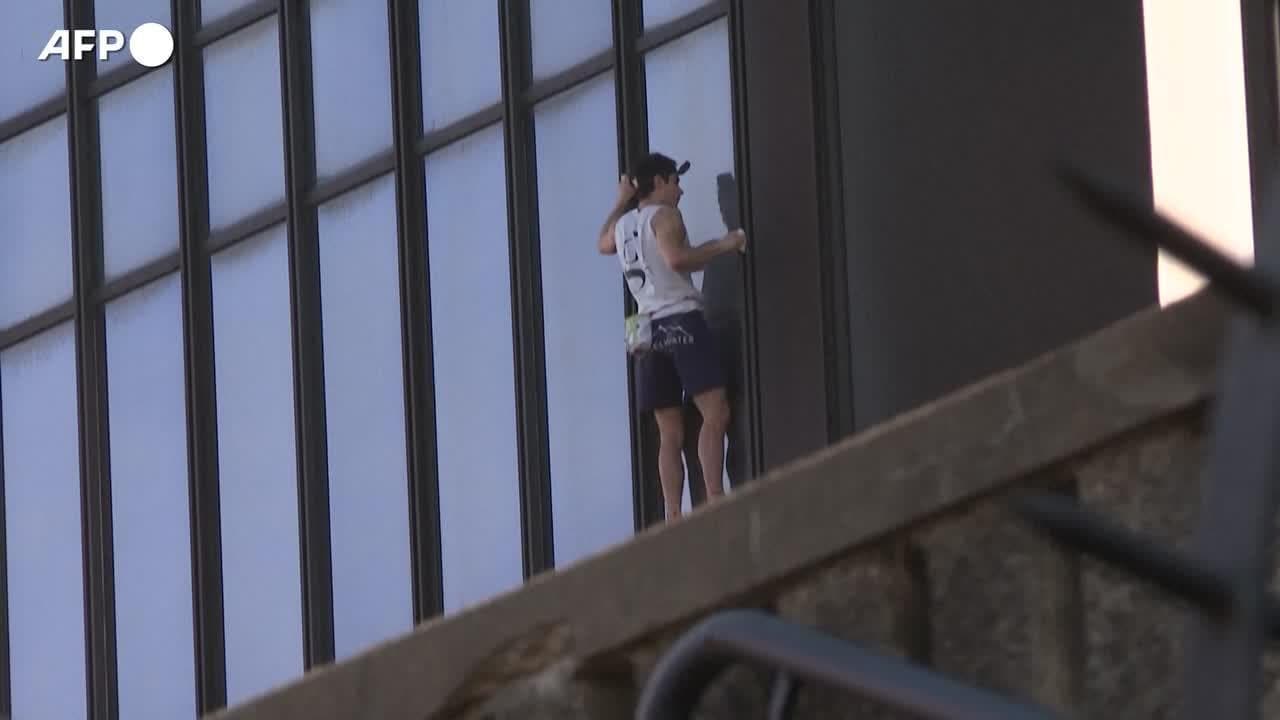 Parigi, lo scalatore urbano Alexis Landot si arrampica su una torre di 122 metri
