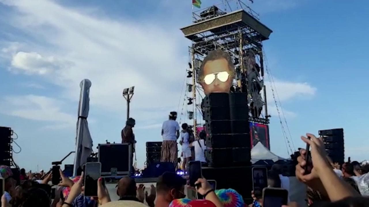 La proposta di matrimonio al Jova Beach Party: il ciclista Ciccone in ginocchio sul palco