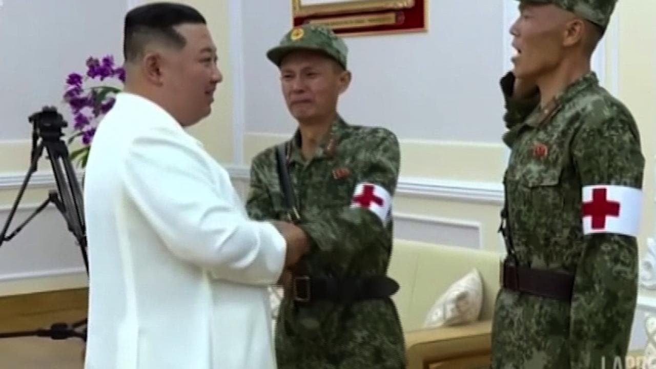 Kim Jong Un elogia i medici dell'esercito impegnati nella pandemia: i soldati si commuovono
