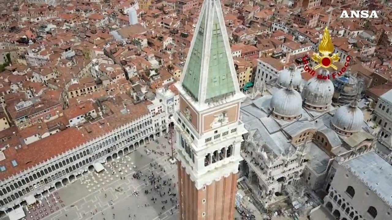 Maltempo a Venezia, il campanile di San Marco non ha subito danni strutturali: le immagini dal drone