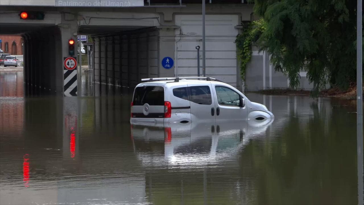 Ferrara, sottopasso allagato dopo il nubifragio: un'auto resta intrappolata nell'acqua