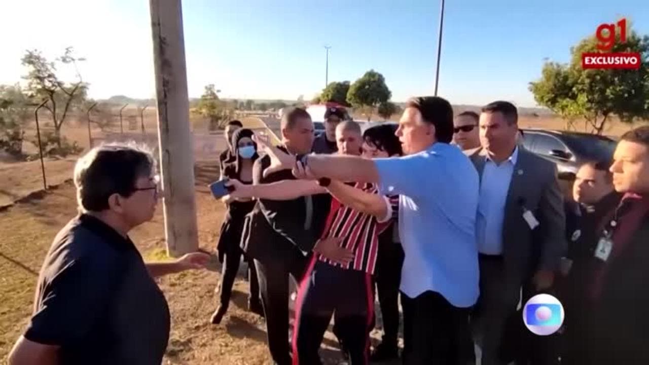 Brasile, Bolsonaro strattona un contestatore e prova a strappargli il telefono di mano
