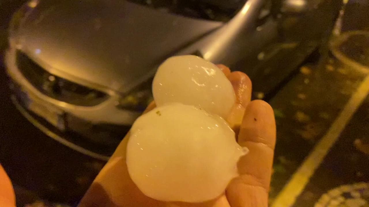 Violenta grandinata a Riccione: chicchi grandi come palline da golf e auto danneggiate