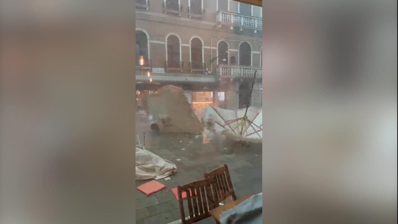 Maltempo, bufera di vento e pioggia si abbatte su Venezia