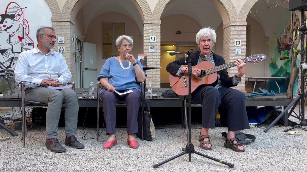 Giovanna Marini con Sara Modigliani alla 'Casa internazionale delle donne': 'Fermi in mezzo a una strada' di Paolo Pietrangeli