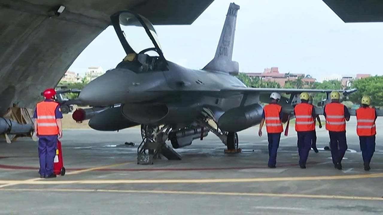 Taiwan esibisce il nuovo caccia F-16V. Sempre alta la tensione con la Cina