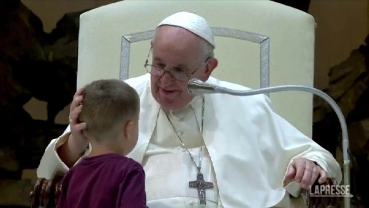 Vaticano, fuoriprogramma all'udienza del Papa: bimbo gli si avvicina e Francesco: “Ciao, accomodati”