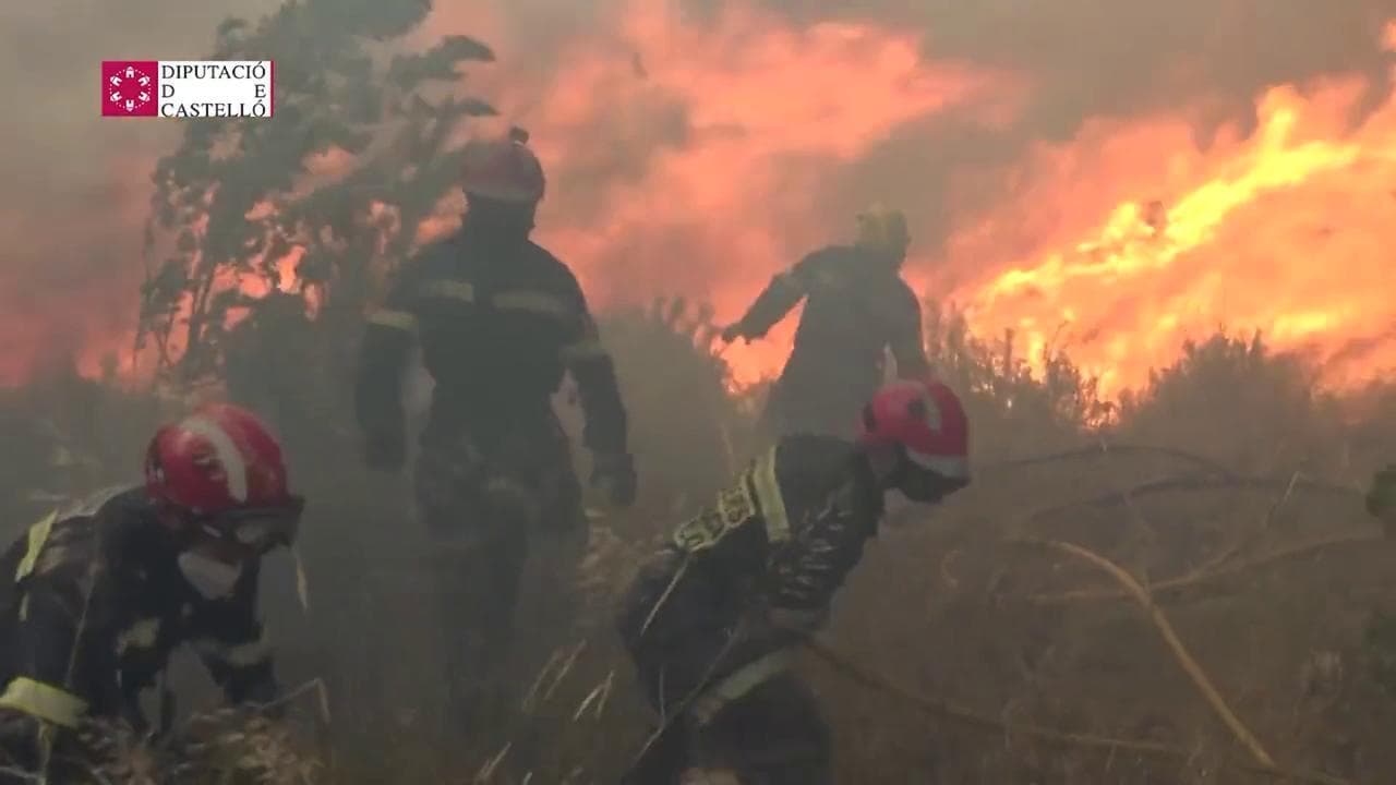 Spagna, incendi indomabili: i vigili del fuoco per poco non vengono inghiottiti dalle fiamme