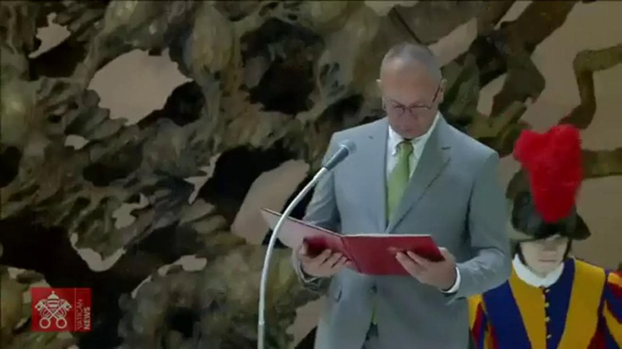 Vaticano, guardia svizzera sviene durante l'udienza generale del Papa: la cerimonia viene interrotta