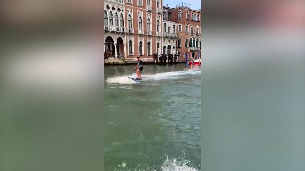 Venezia, sci d'acqua lungo il Canal Grande: in due sfrecciano con il surf motorizzato tra gondole e vaporetti