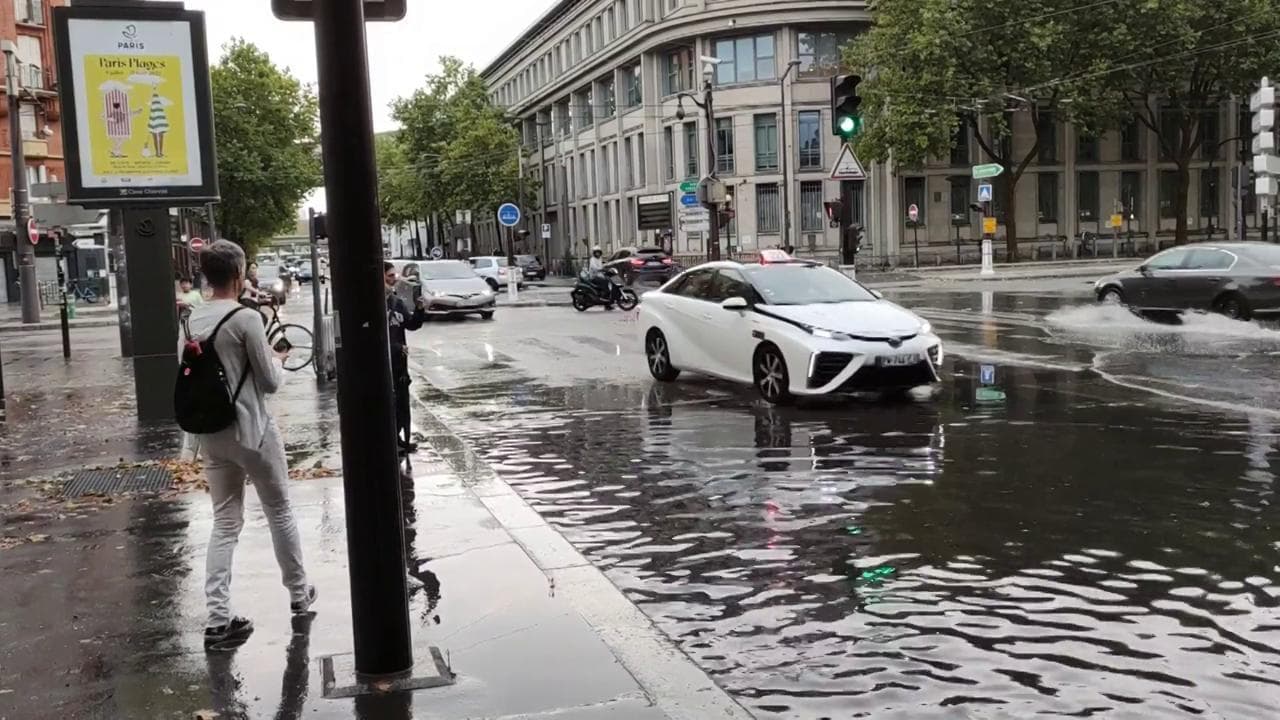Violenti temporali e raffiche di vento a Parigi: strade allagate e traffico in tilt
