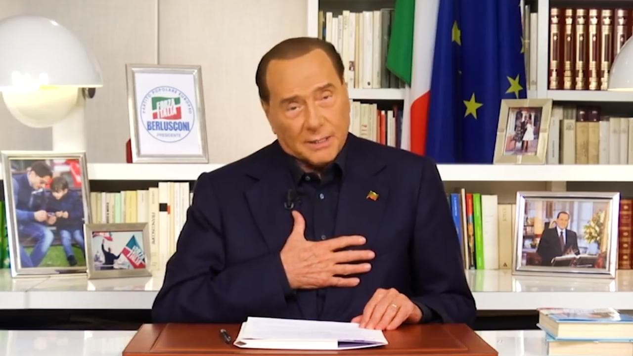 Berlusconi nello spot di Forza Italia: "Devi votare Partito Comunista". La gag fuori programma nella sua pillola quotidiana
