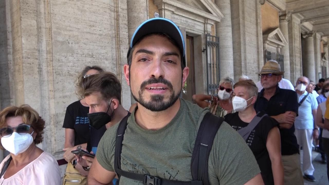 Piero Angela, in centinaia in coda per l'ultimo saluto: "Era come un nonno"