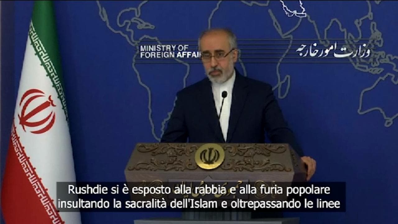 L'Iran nega qualsiasi coinvolgimento con l'attentato a Rushdie: "Nessuno ha il diritto di accusarci"