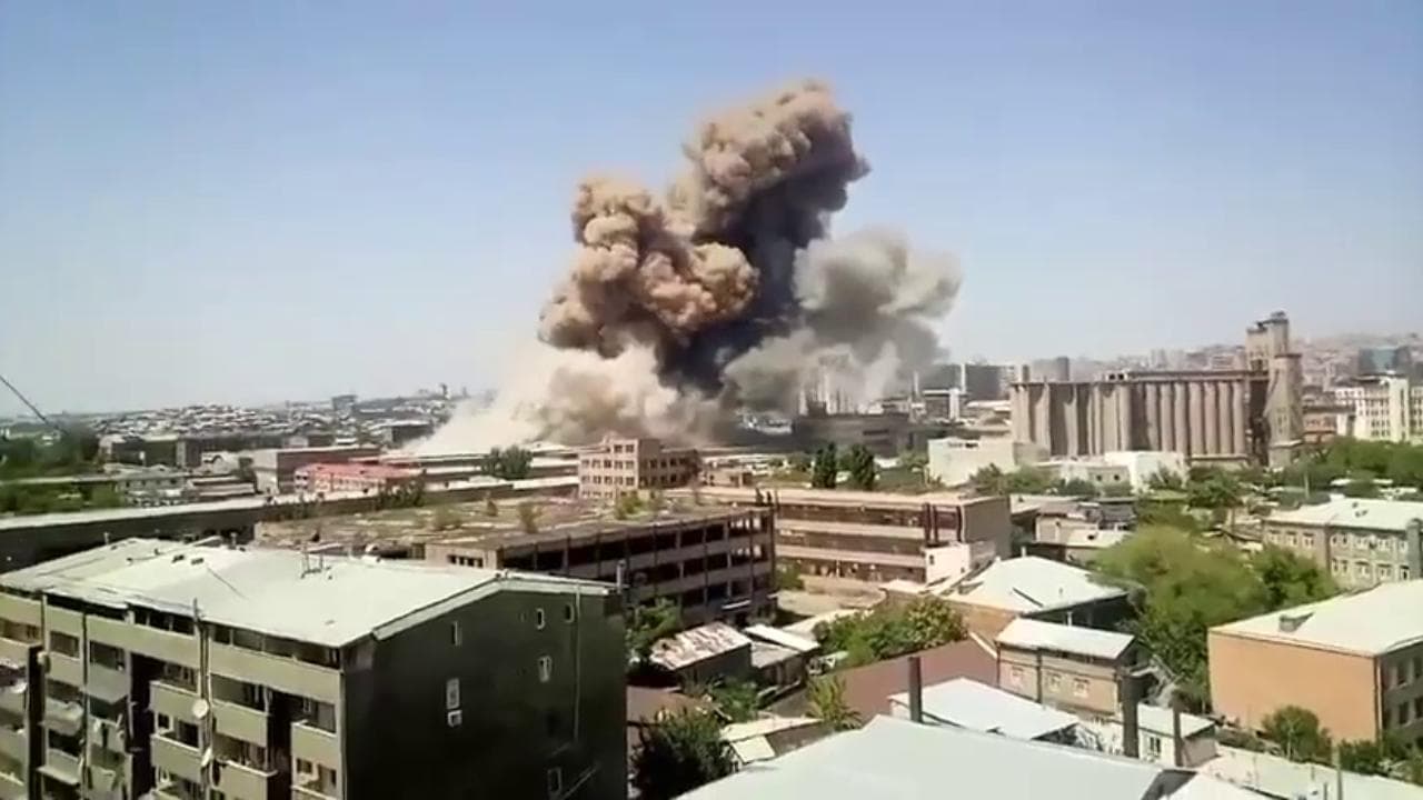 Armenia, esplosione devasta la capitale Erevan
