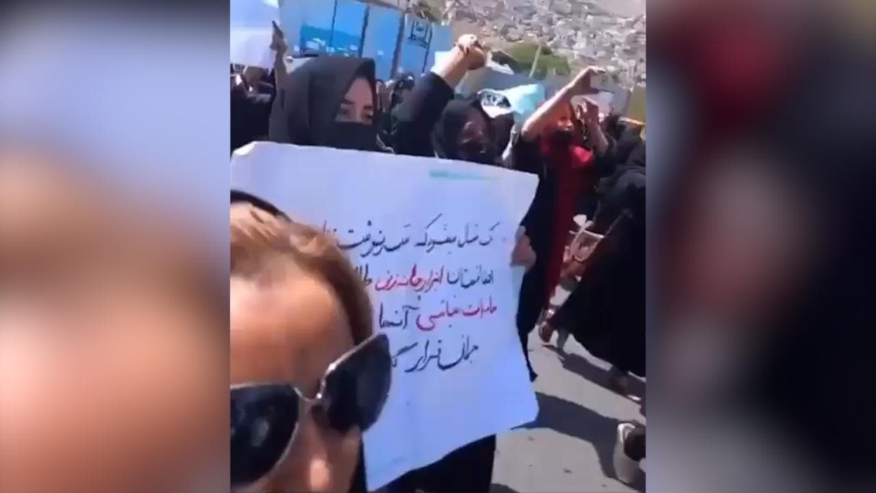 La paura per le strade di Kabul: "I talebani usano le armi per ridurre le donne al silenzio"