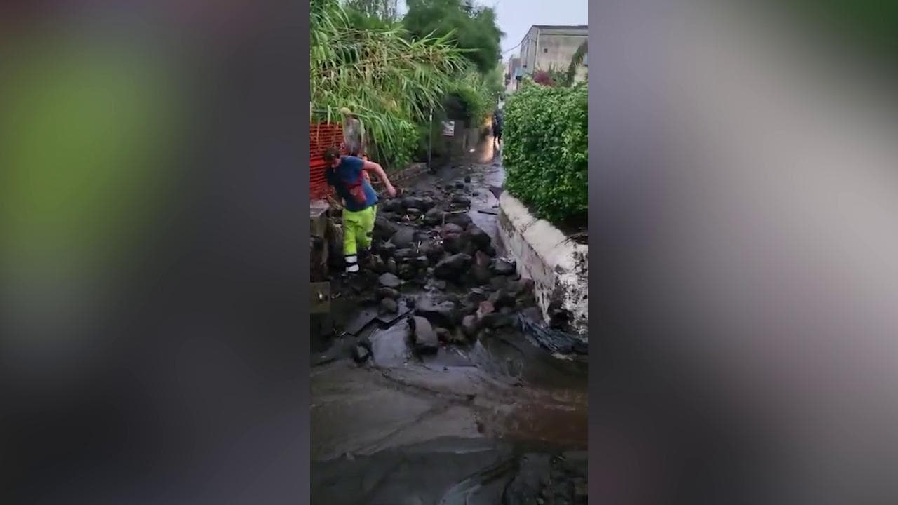 Stromboli il giorno dopo il nubifragio: per le strade dell'isola tra fango e macerie