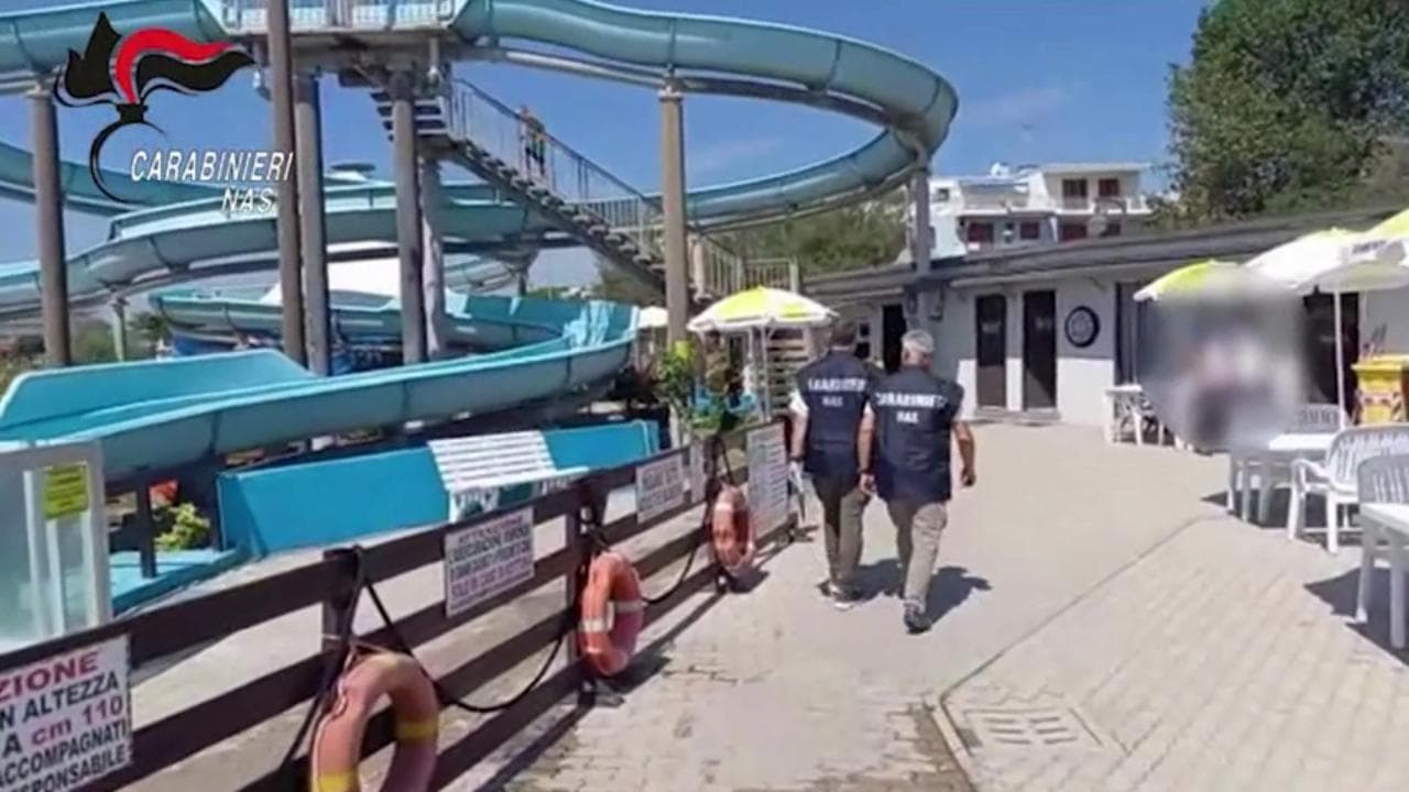 Blitz dei Nas in parchi acquatici e piscine: chiuse 10 strutture abusive e con acqua contaminata