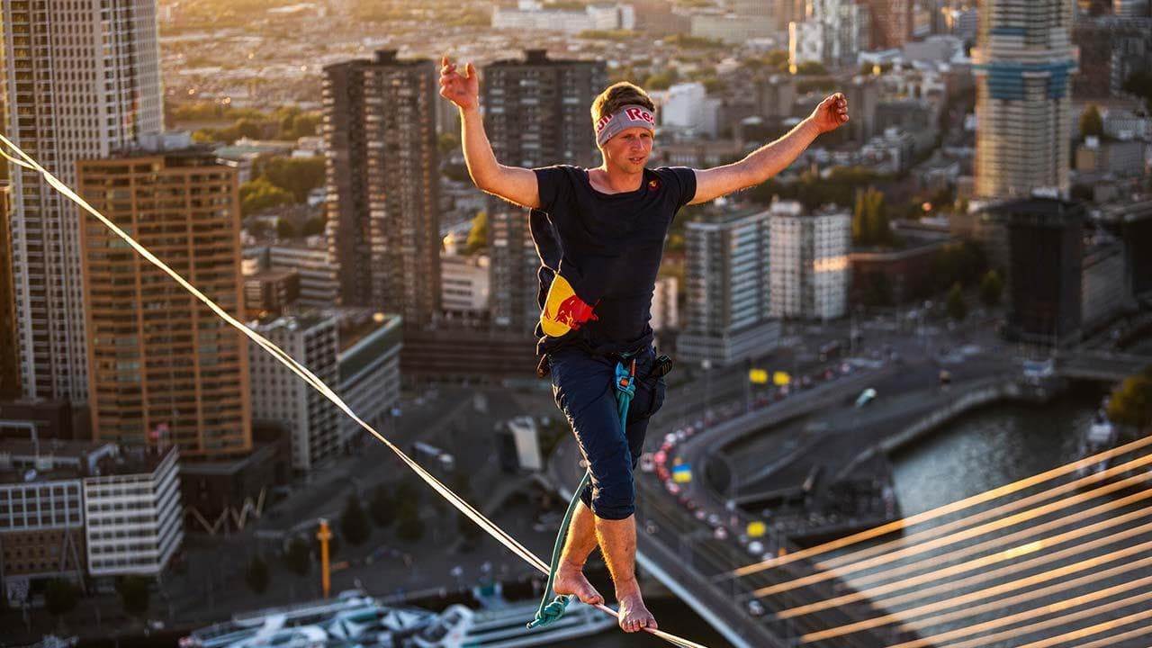 Rotterdam, cammina su una fune sospesa a oltre 180 metri d'altezza: l'impresa dell'equilibrista estone