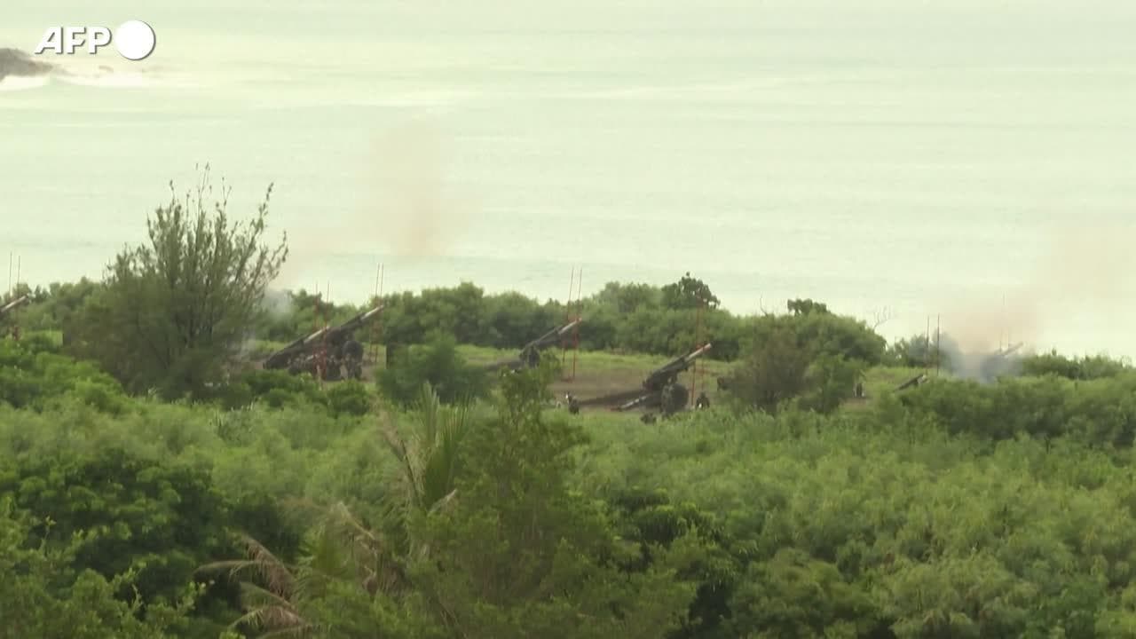 Taiwan si prepara per un eventuale attacco della Cina: le immagini delle esercitazioni d'artiglieria