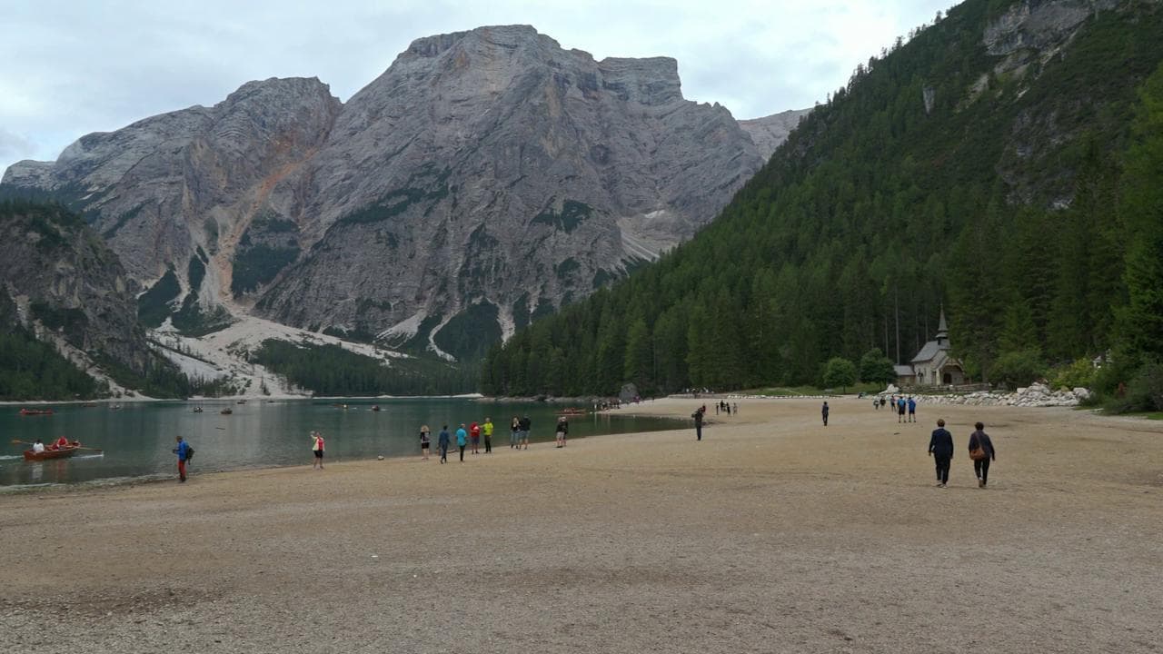 Emergenza siccità, anche il lago di Braies si ritira: la siccità ridisegna il 'paesaggio da cartolina'