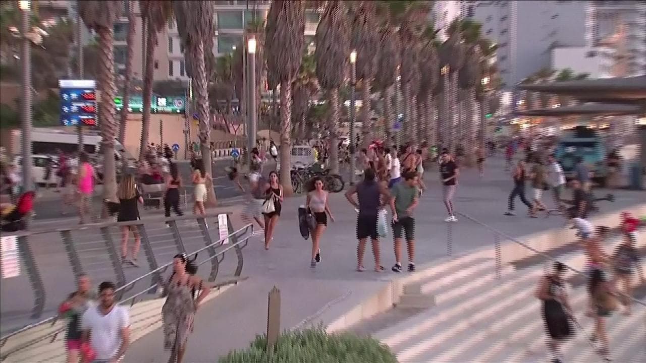 Israele, suonano le sirene dell'allarme aereo a Tel Aviv: la grande fuga dei bagnanti dalle spiagge