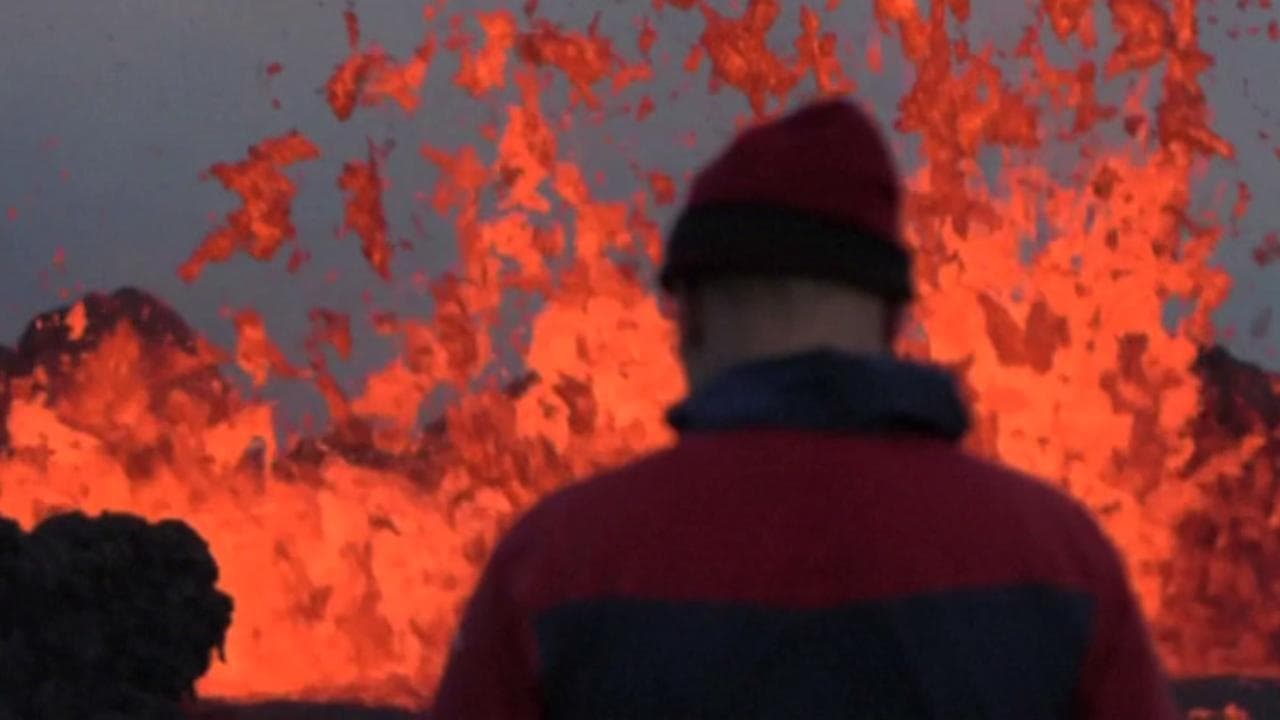 Islanda, lo spettacolo della fessura vulcanica Fagradalsfjall: ondate di lava incandescente