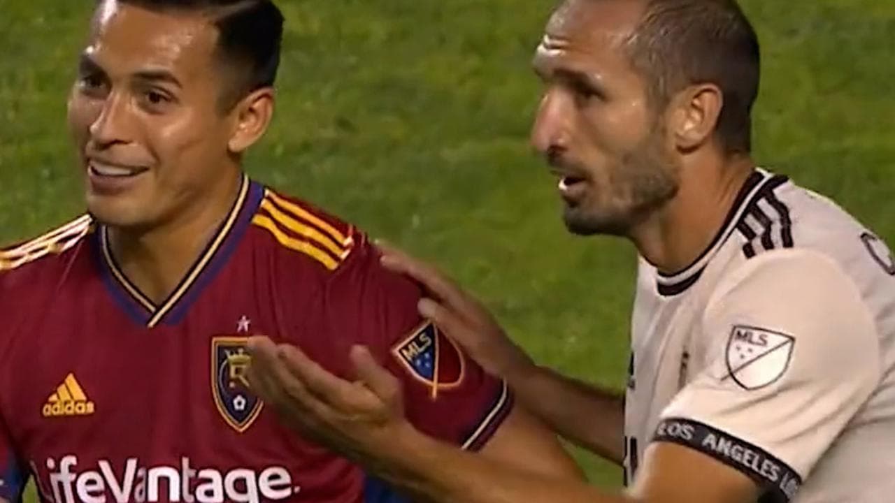 Usa, Chiellini ferma l'azione con un colpo da pallavolo, ma la fa franca: gli avversari si infuriano