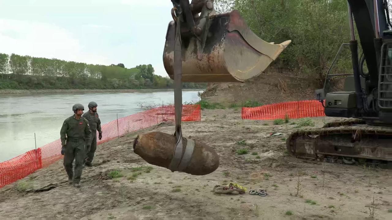 Siccità, dal Po emerge una bomba inesplosa della II guerra Mondiale: le operazioni di disinnesco