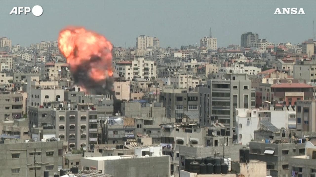 Gaza, un missile israeliano si abbatte fra i palazzi: il momento dell'esplosione