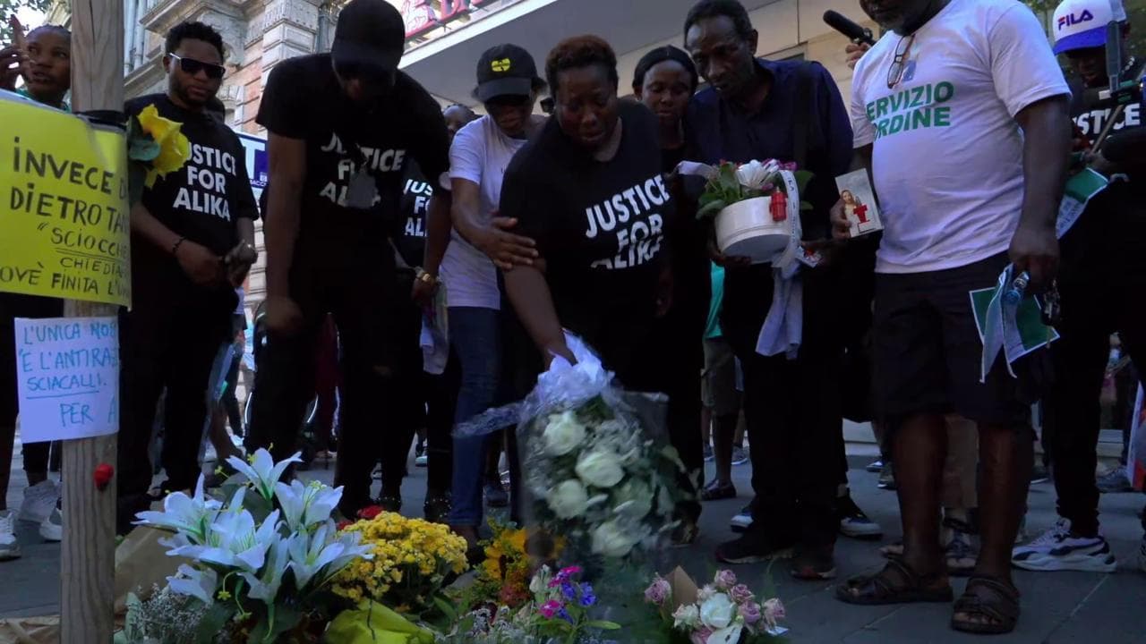 Civitanova Marche, la moglie di Alika Ogorchukwu deposita fiori dove è stato ucciso il marito