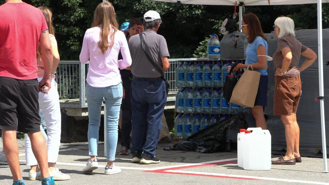 Frana in Val Ferret: la protezione civile distribuisce acqua potabile ai cittadini