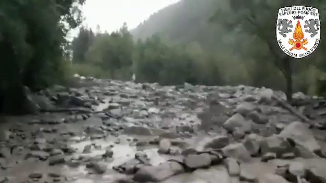 Valle d'Aosta, frana in Val Ferret: strade interrotte e turisti evacuati