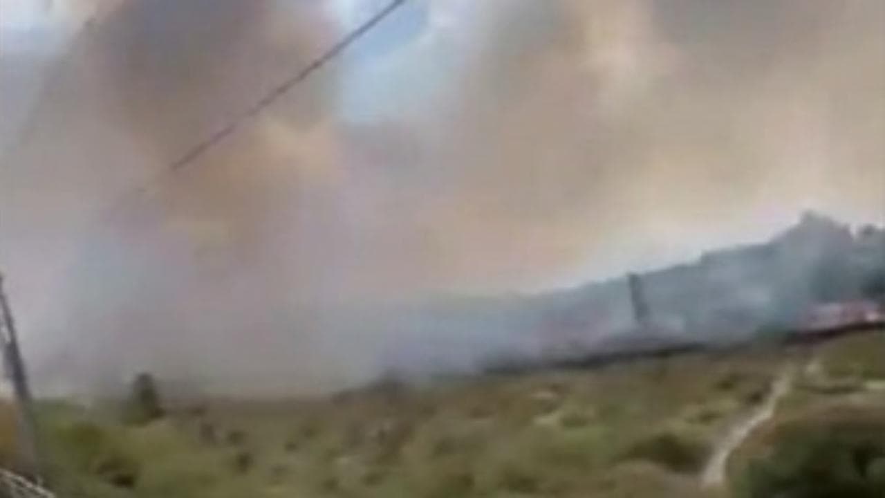 Incendi, nuove fiamme in Carso: bloccate ferrovia e strade