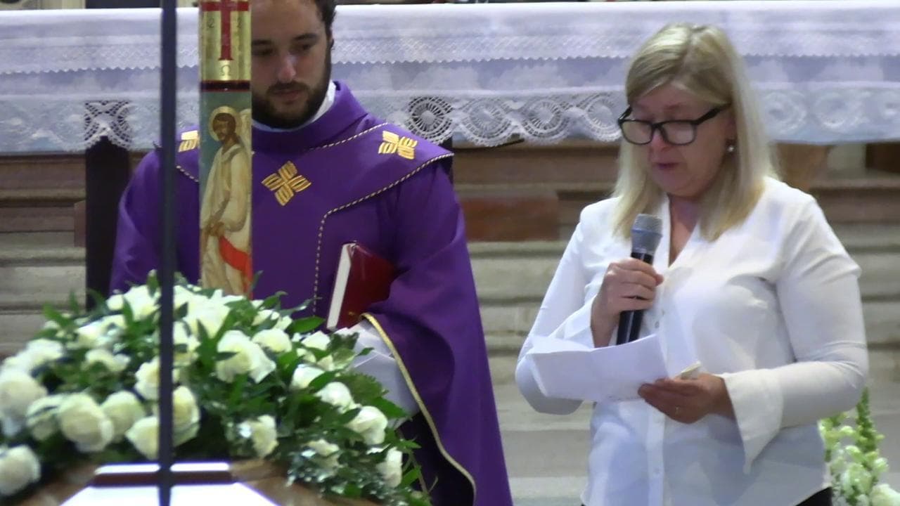 Funerali Monestier, il saluto della moglie in lacrime citando Montale: "Ho sceso, dandoti il braccio, almeno un milione di scale e ora che non ci sei è il vuoto ad ogni gradino"