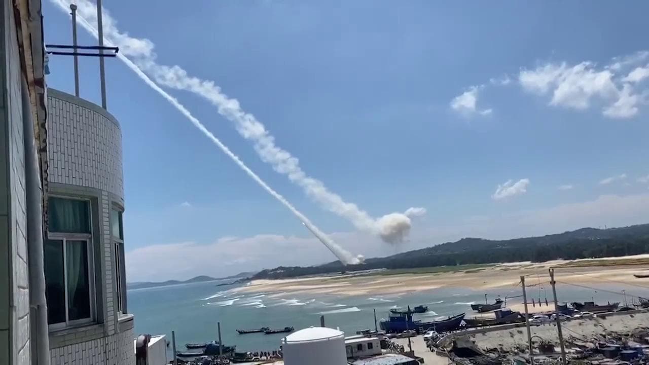 Sale la tensione: la Cina lancia missili ipersonici per esecitazioni nel mare di Taiwan. Le immagini