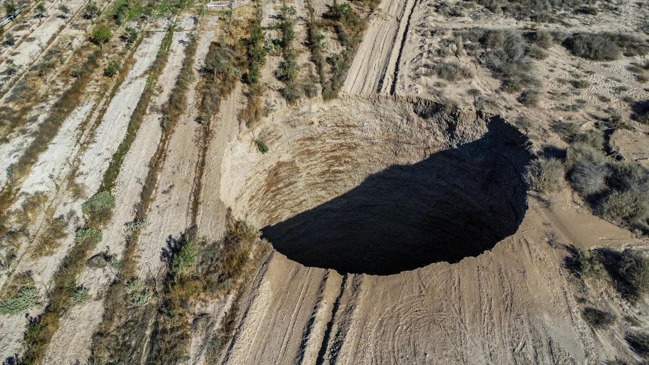Cile, si apre un'enorme voragine nel deserto: le immagini dal drone