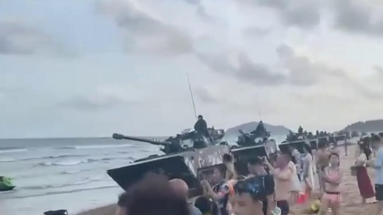 Pelosi a Taiwan, la Cina schiera i tank anfibi in spiaggia tra la folla di bagnanti