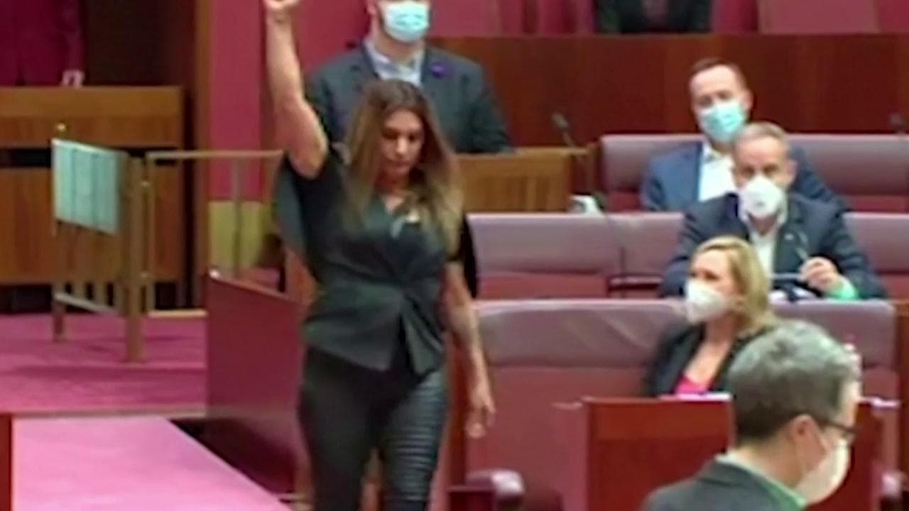 Australia, la protesta durante il giuramento della senatrice indigena: "Sua Maestà colonizzatrice Elisabetta II"