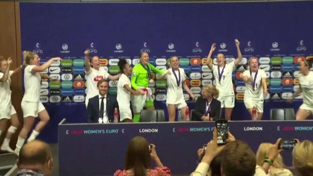 Europei femminili, le Lionesses scatenate in conferenza stampa intonano "It's coming home"
