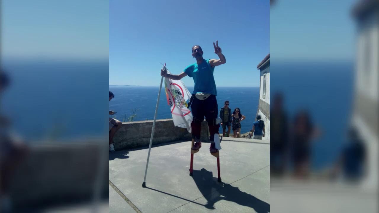 Il cammino di Santiago sui trampoli, atto di denuncia per salvare l'arte di strada