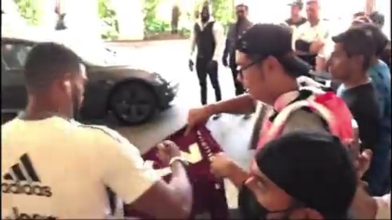 Juventus, Bremer firma la maglia del Torino a un tifoso: la classe del difensore bianconero