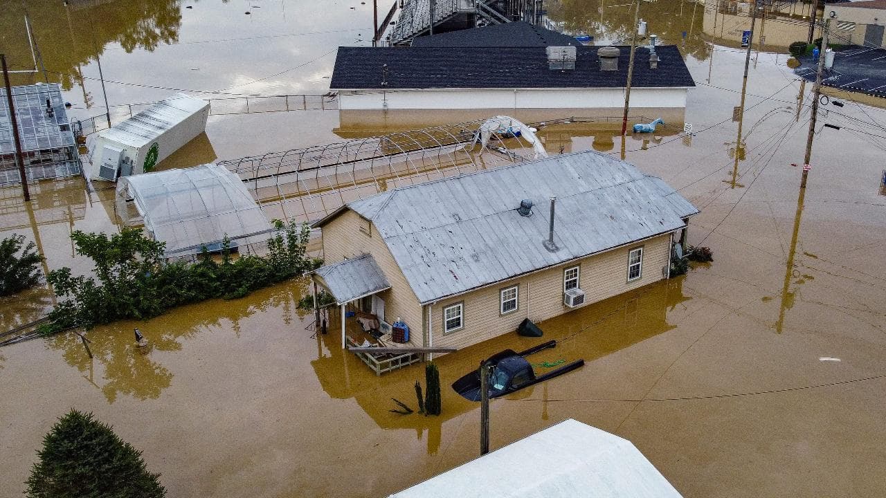 Usa, emergenza in Kentucky per le inondazioni: il mare di fango visto dal drone