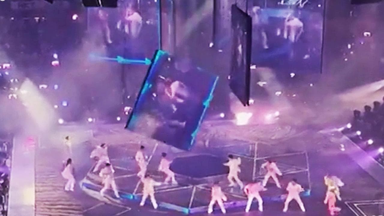 Hong Kong: si stacca maxi schermo e schiaccia i ballerini, gravissimo incidente durante il concerto