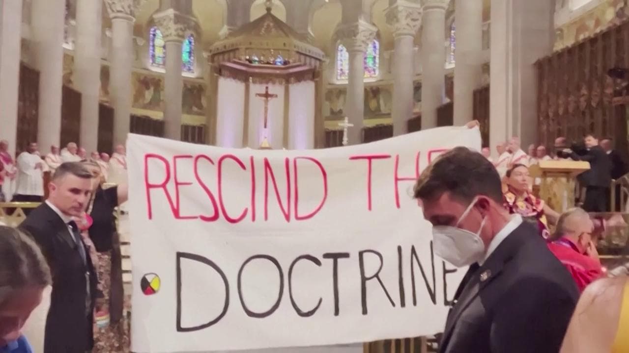 La protesta durante la messa del papa in Quebec: lo stendardo contro la 'Dottrina della Scoperta"
