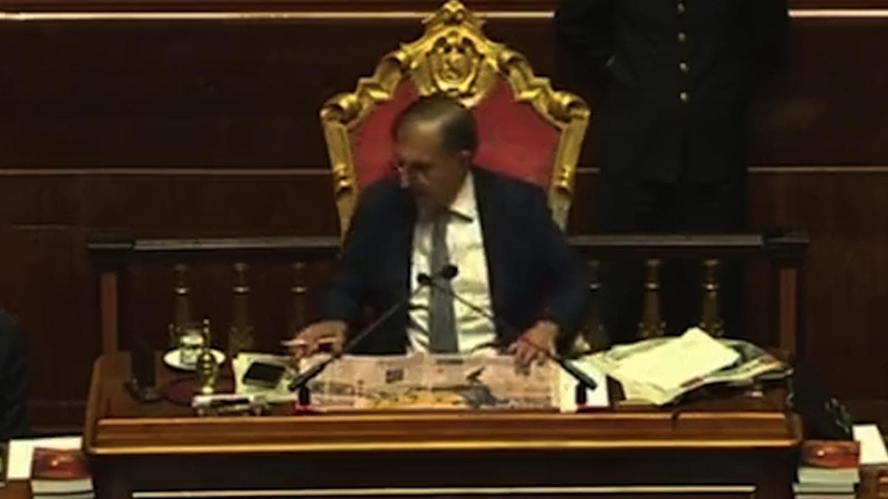 Elezioni? Prima il calciomercato: La Russa presiede la seduta del Senato leggendo la Gazzetta dello Sport