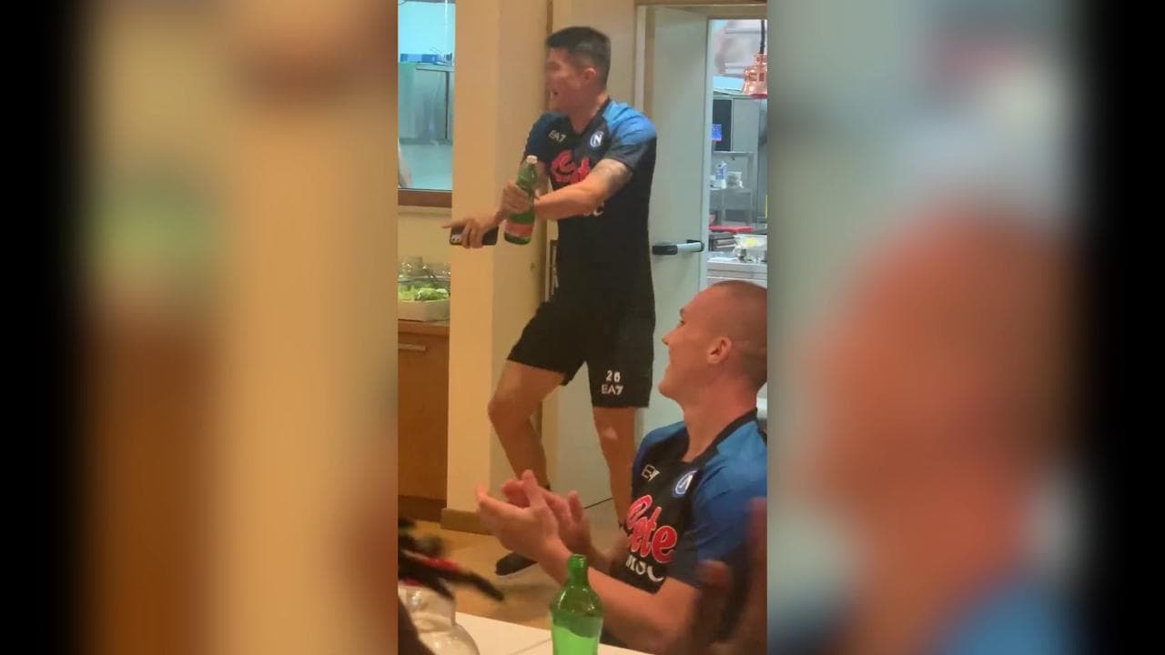 Calcio, Kim, nuovo acquisto del Napoli, canta e balla Gangnam Style davanti ai compagni