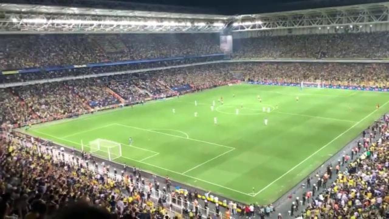 Istanbul, i tifosi del Fenerbahce inneggiano a Putin durante la partita con la Dinamo Kiev