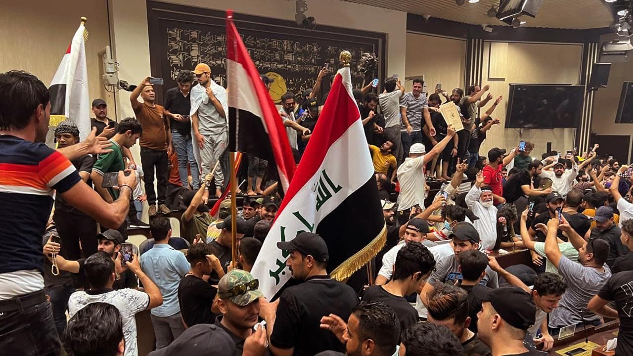 Iraq, le drammatiche immagini dell'occupazione del Parlamento: manifestanti camminano sui tavoli