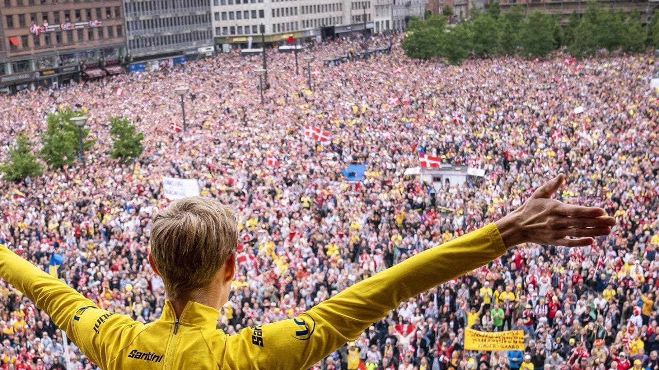 Tour de France, il vincitore, Jonas Vingegaard, accolto come un eroe a Copenaghen